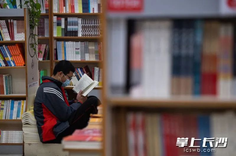 一位顧客正在翻看書籍圖片